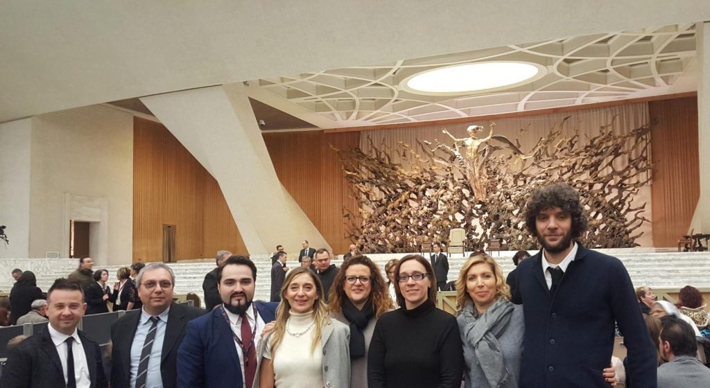 “LA TENEREZZA E’ LA CHIAVE PER CAPIRE L’AMMALATO”: PAPA FRANCESCO EMOZIONA GLI INFERMIERI ITALIANI NELL’INCONTRO IN SALA NERVI